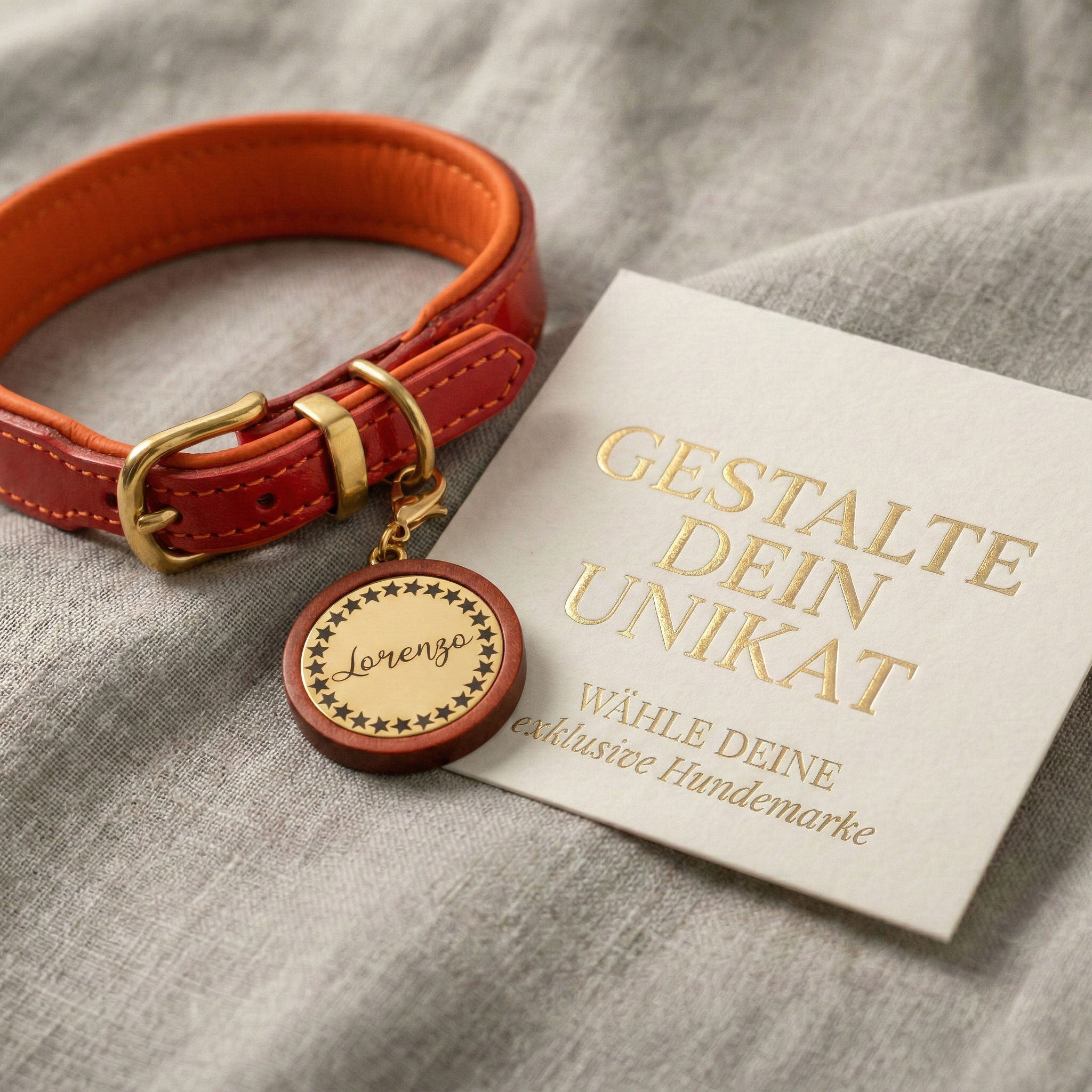 Luxus Hundemarke aus Holz und Edelstahl mit personalisierter Gravur auf Leinenhintergrund – personalisierbar im Konfigurator
