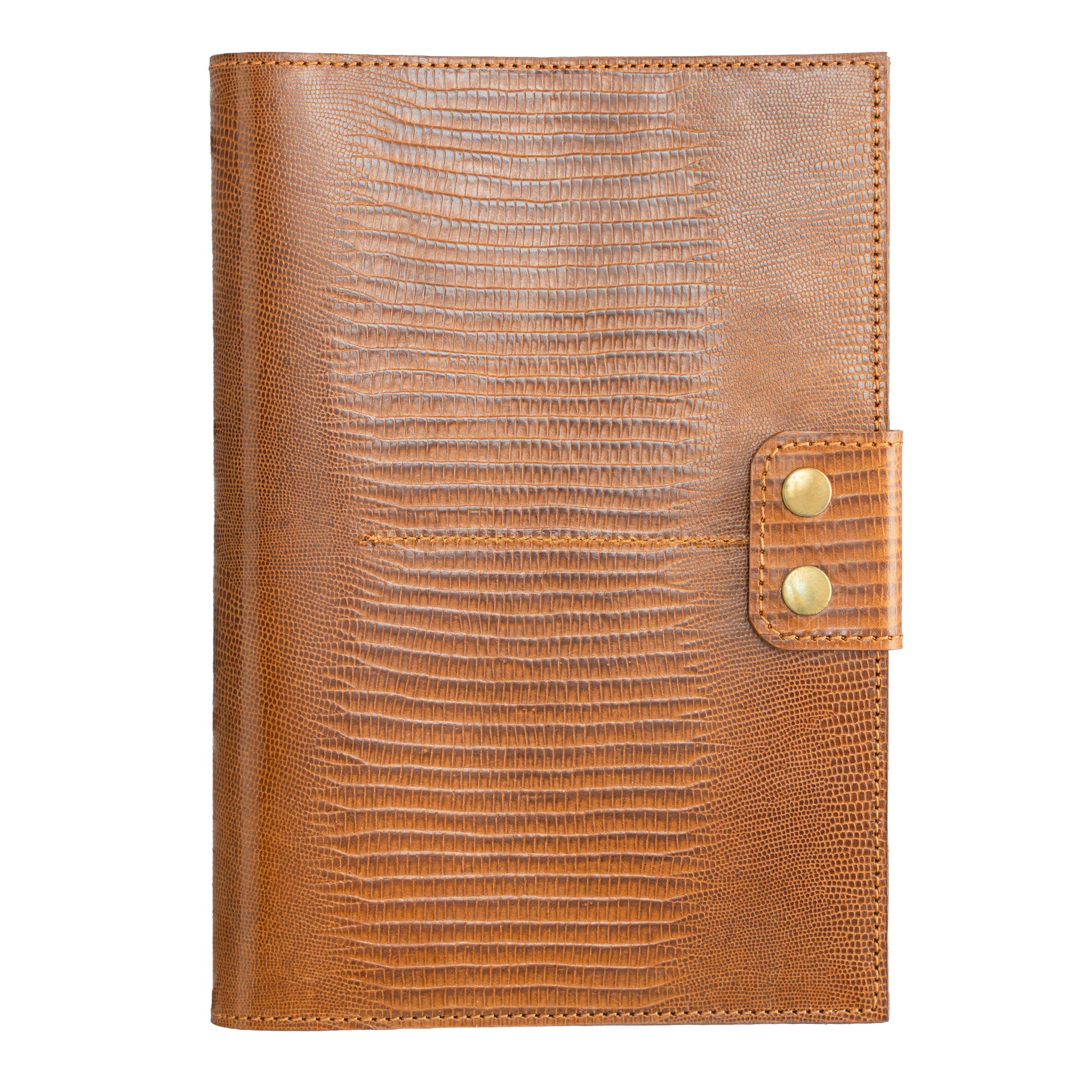 Handgefertigtes Reise-Etui aus cognacfarbenem Kalbsleder mit edler Echsenprägung. Geschlossen wird das Travel Wallet mit zwei antiken Messing-Druckknöpfen