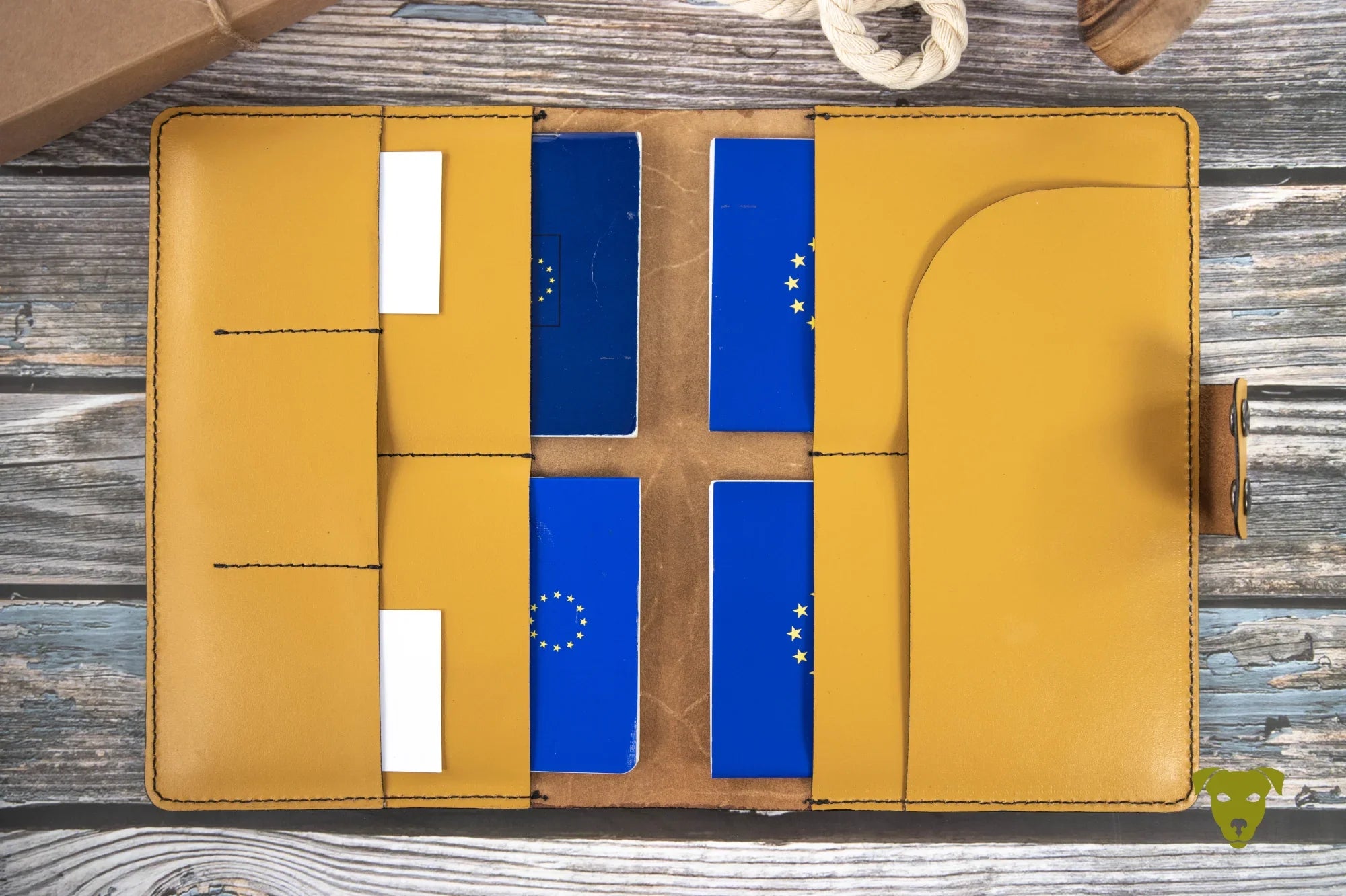 Travel Wallet MAISGELB für 4 Pässe