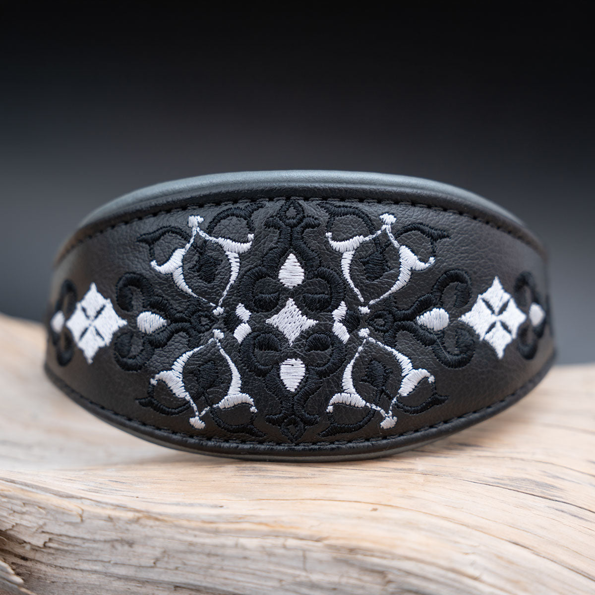 Breites Windhundhalsband aus schwarzem Leder mit silbernem orientalischem Stick und Metallic-Akzenten.