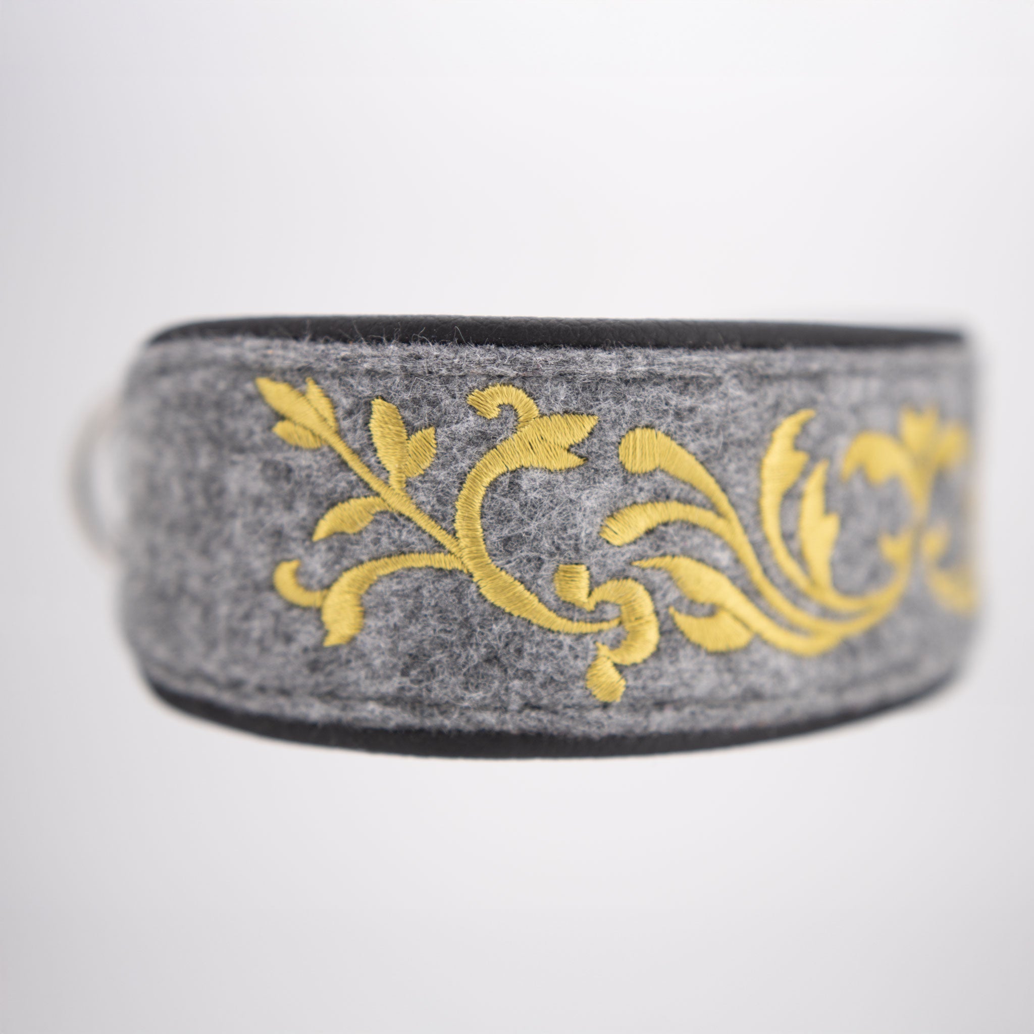 Nahaufnahme der goldenen Bestickung auf grauem 5mm Wollfilz