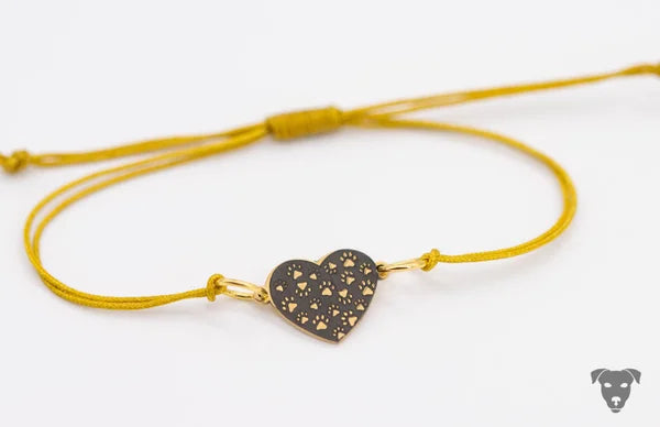 Makramee-Armband mit lasergraviertem Charm