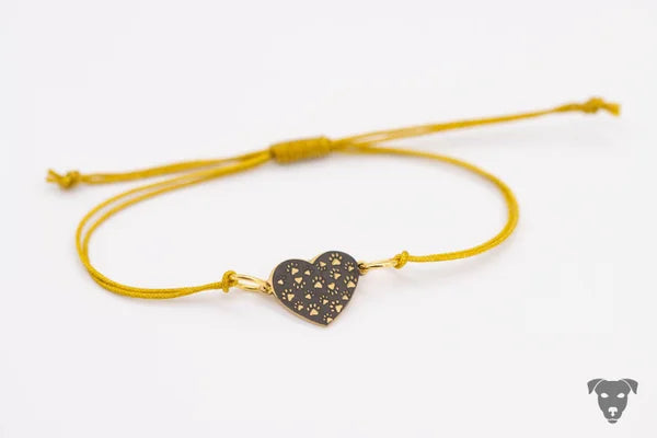 Makramee-Armband mit lasergraviertem Charm