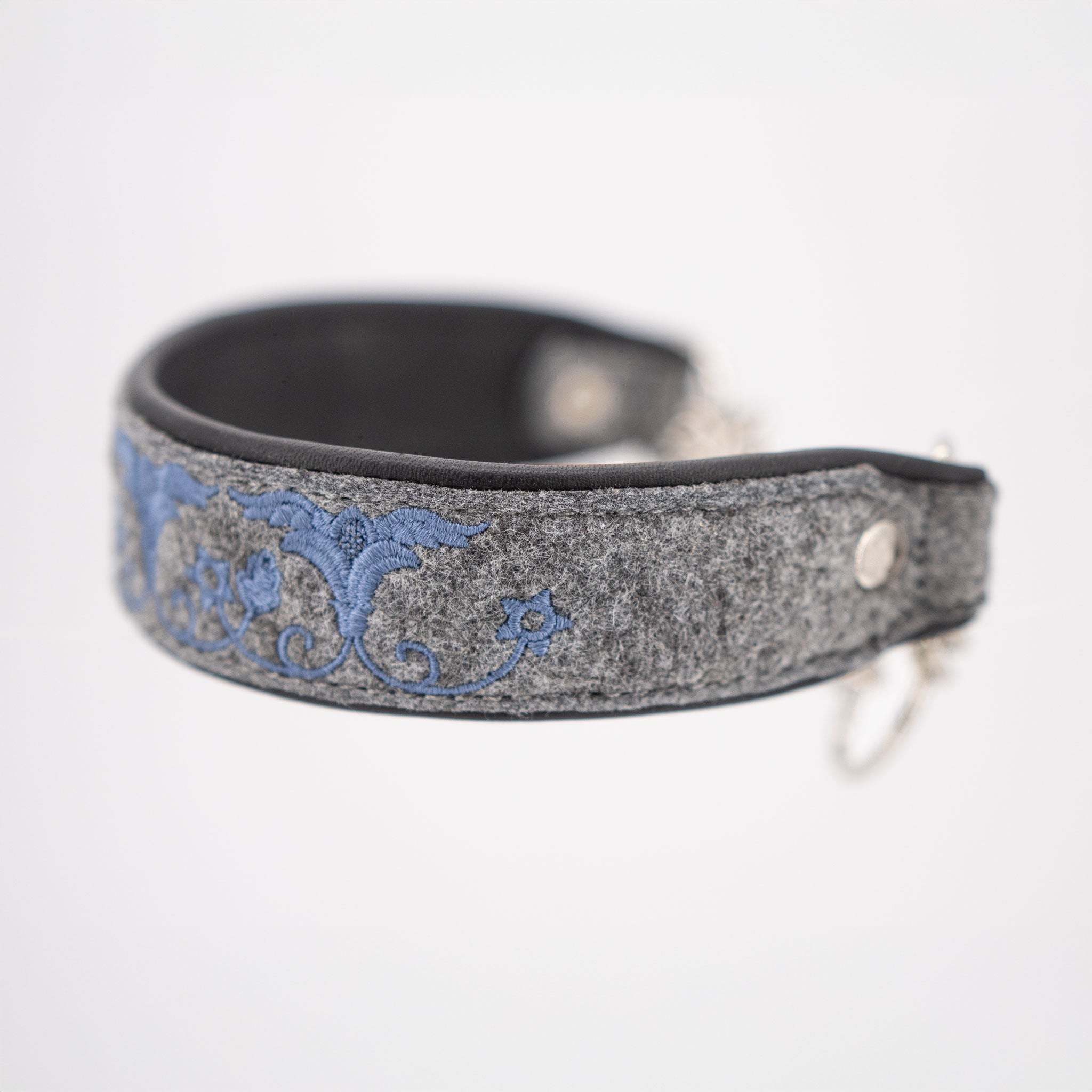 Detailaufnahme des weichen italienischen Leders und der Bestickung am Halsband