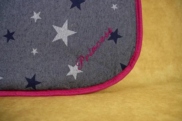 gerolltes-hunde-reisebett-handgefertigt-von-handmade-4-dogs-in-pinkem-wasserdichten-aussenmaterial-und-innen-mit-einem-hellen-jeansstoff-mit-sternen-dekor