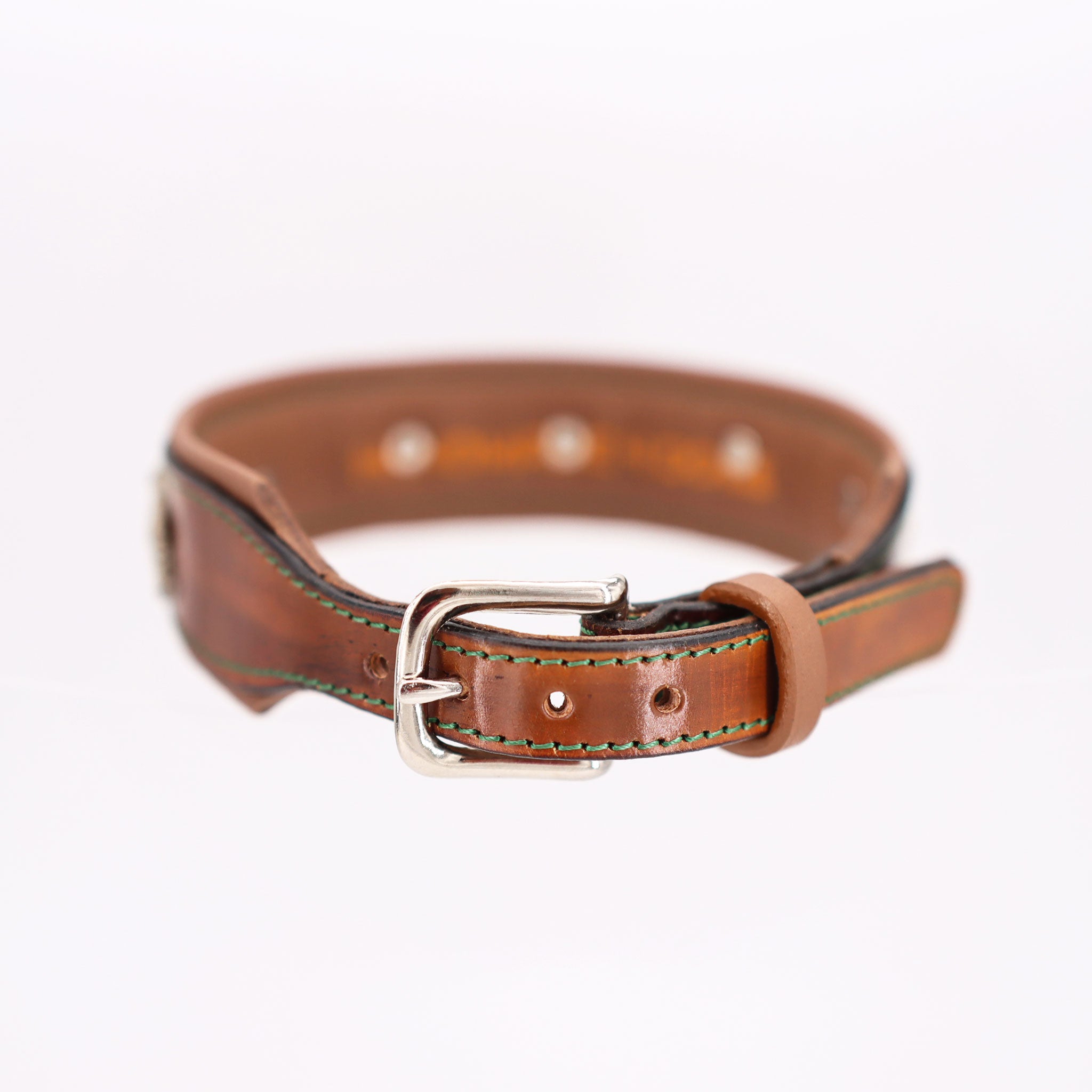 Hochwertige Dornschließe und Verjüngung des Lederhalsbands