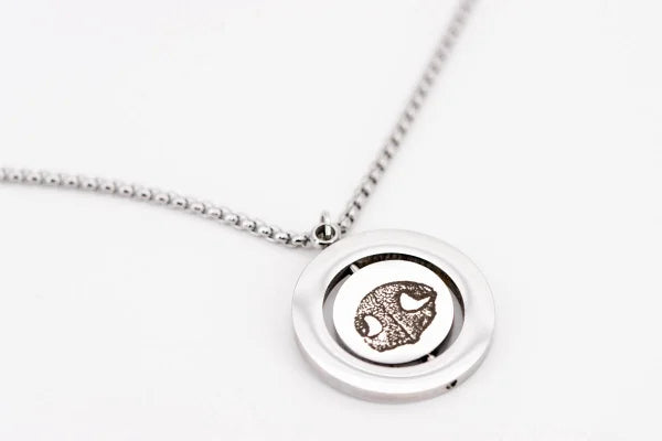 Drehbares Medaillon mit Abdruck