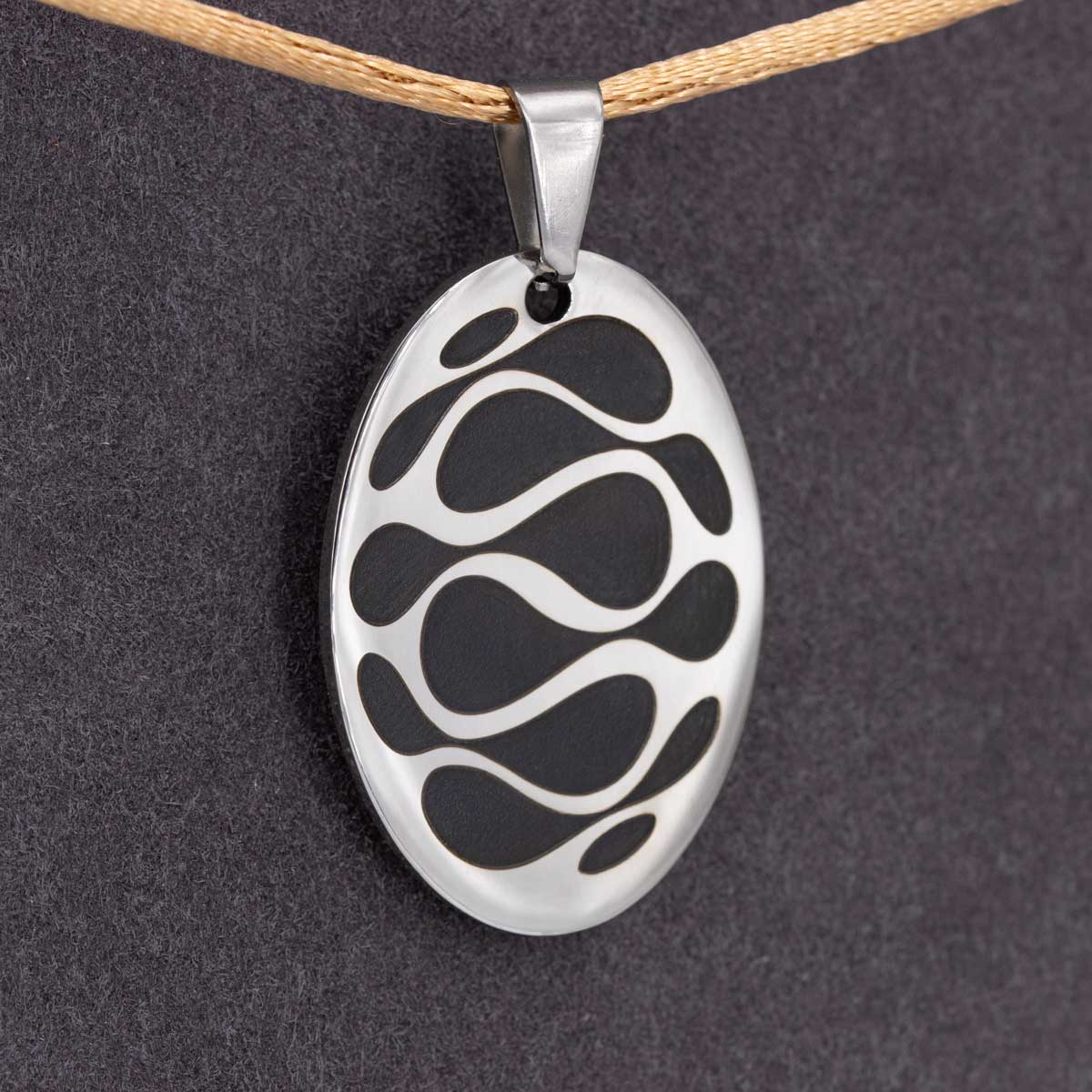 Edelstahl Anhänger 60’s Ornament mit Tiefengravur und Satin-Schmuckband