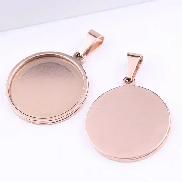 rosegoldene Edelstahl-Lünette für diesen Hornschmuck-Anhänger
