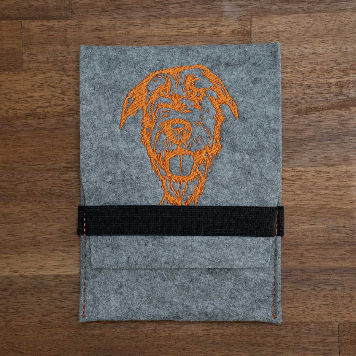 EU-Heimtierausweis Hülle Irish Wolfhound aus grauem Wollfilz mit oranger Stickerei