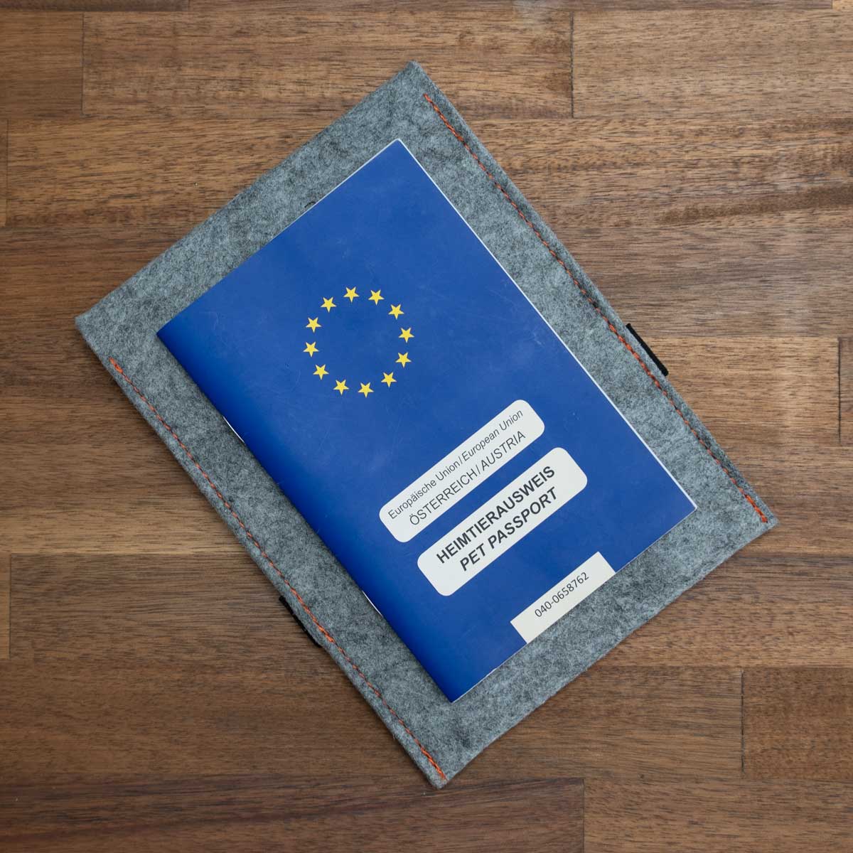 Rückseite der grauen Wollfilzhülle für den EU-Heimtierausweis