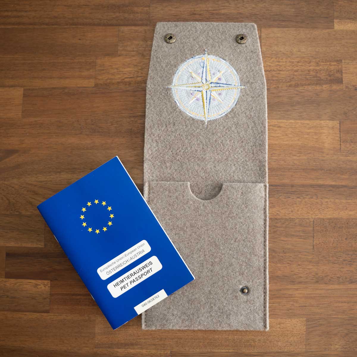 Offene Wollfilzhülle Kompassrose passend für den EU-Heimtierausweis