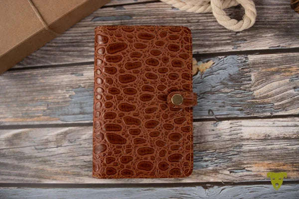 Impfpasshülle aus Leder in Kroko geprägt - cognac