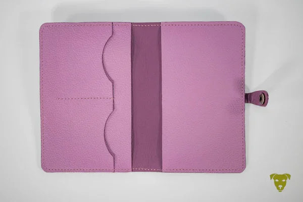 Impfpasshülle handgefertigt aus Leder in ORCHIDEE