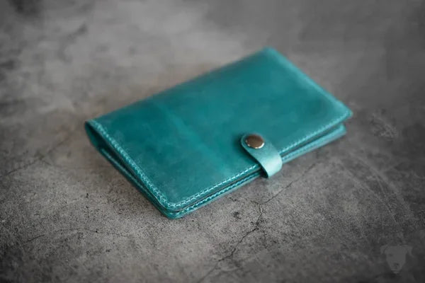 Impfpasshülle handgefertigt aus crazy horse in türkis
