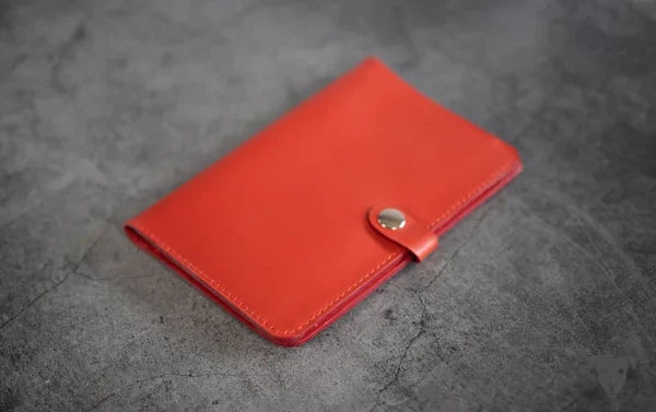 Impfpasshülle für Hunde handgefertigt aus rotem Leder