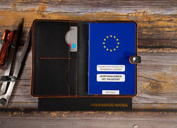 Impfpasshülle aus schwarzem Leder mit Kontrastnähten