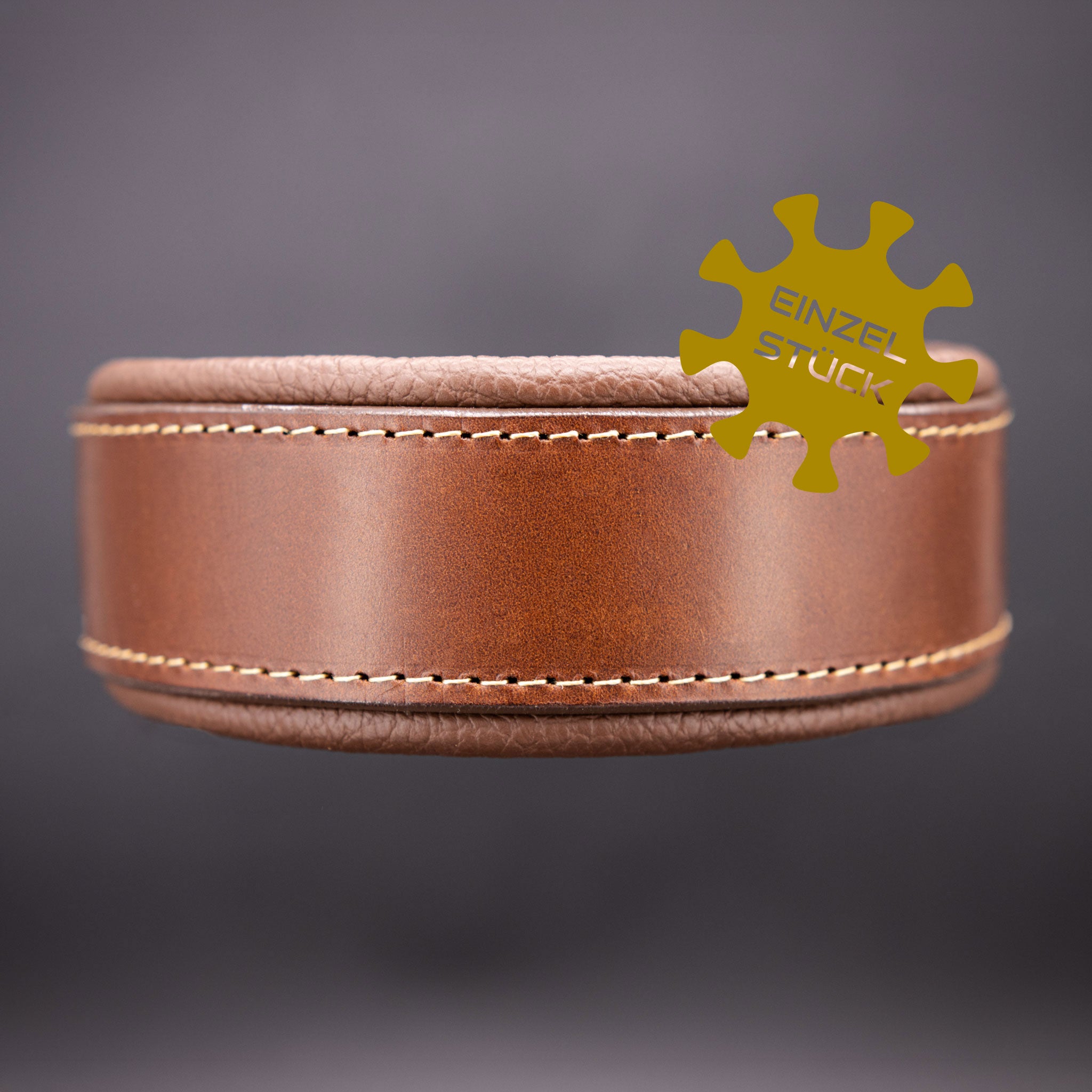 Braunes Lederhalsband als exklusives Einzelstück für große Hunderassen