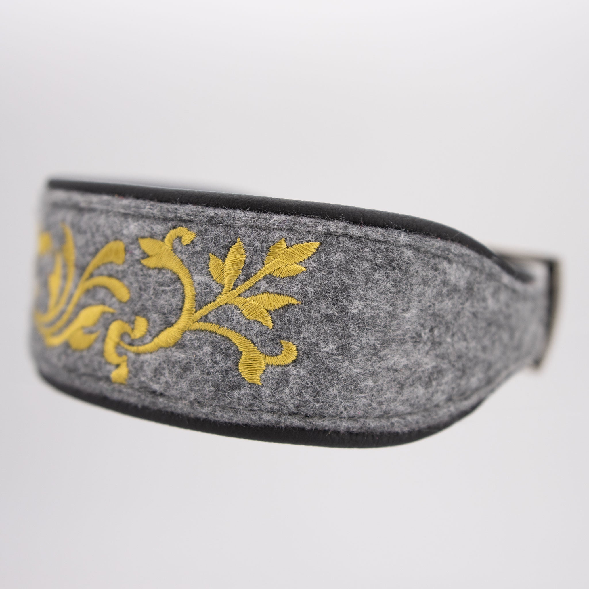 Seitenansicht des Halsbandes mit Fokus auf die verjüngende Form zur Schnalle hin