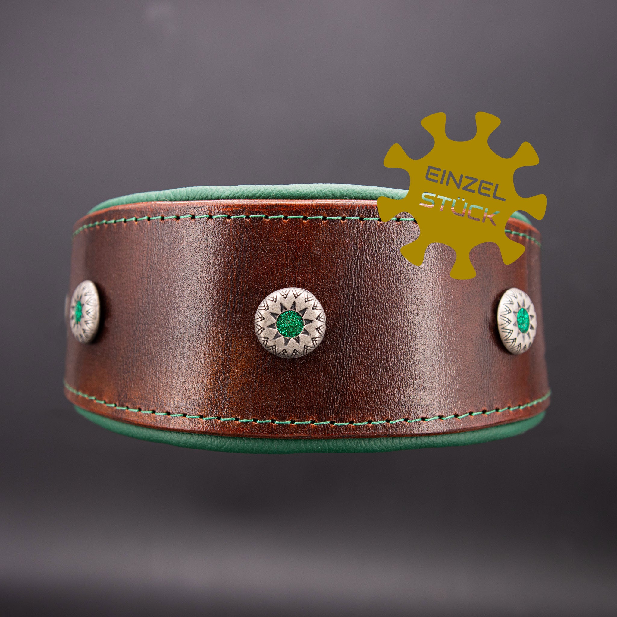 Handgefertigtes Einzelstück: Windhundhalsband in Dunkelbraun mit grünem Nappa