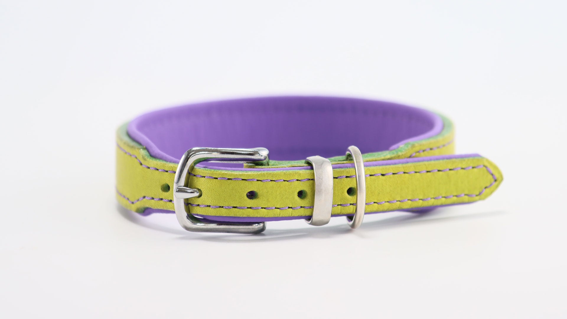 Draufsicht auf das Fettlederhalsband mit silberner Dornschließe und fliederfarbener Innenseite