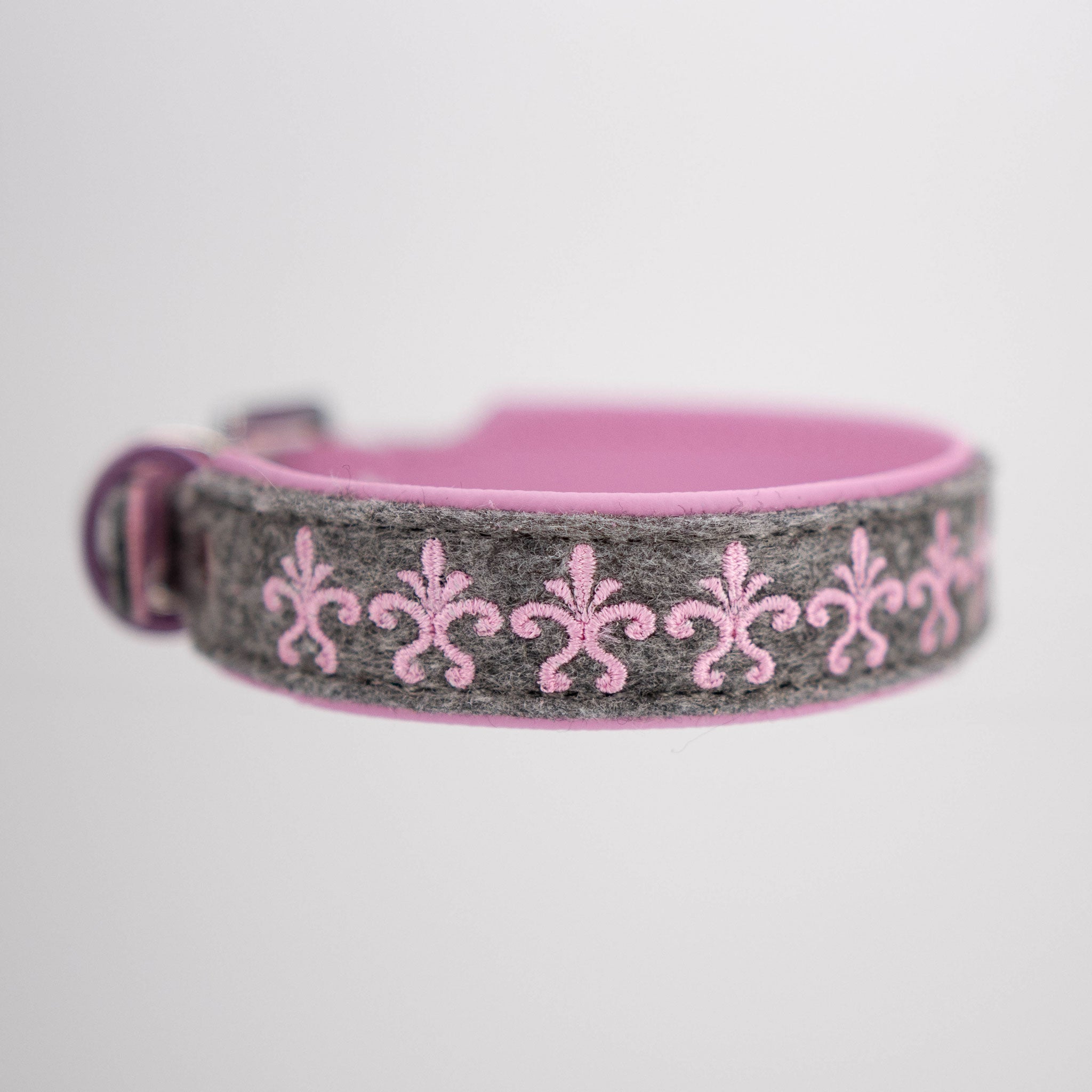Filzhalsband mit orchideefarbenem Lederfutter und aufwendiger Lilien-Bestickung in Rosa.