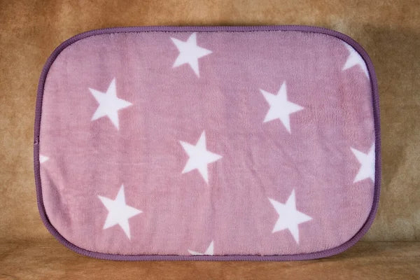 aufgerolltes-Hunde-Reisebett-handgefertigt-von-handmade-4-dogs-in-der-Farbe-brombeere-mit-altrosa-einfassung-und-einner-Liegefläche-in-altrosa-mit-Sternendesign
