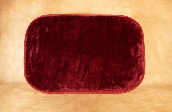 handgefertigtes-Hundereisebett-in-der-gerollten-Version-in-orange-außen-mit-einer-weinroten-einfassung-und-einder-dicken-liegefläche-in-einem-weinrot-gefertigt-aus-deinem-dicken-kuschelmaterial-alles-ist-waschbar