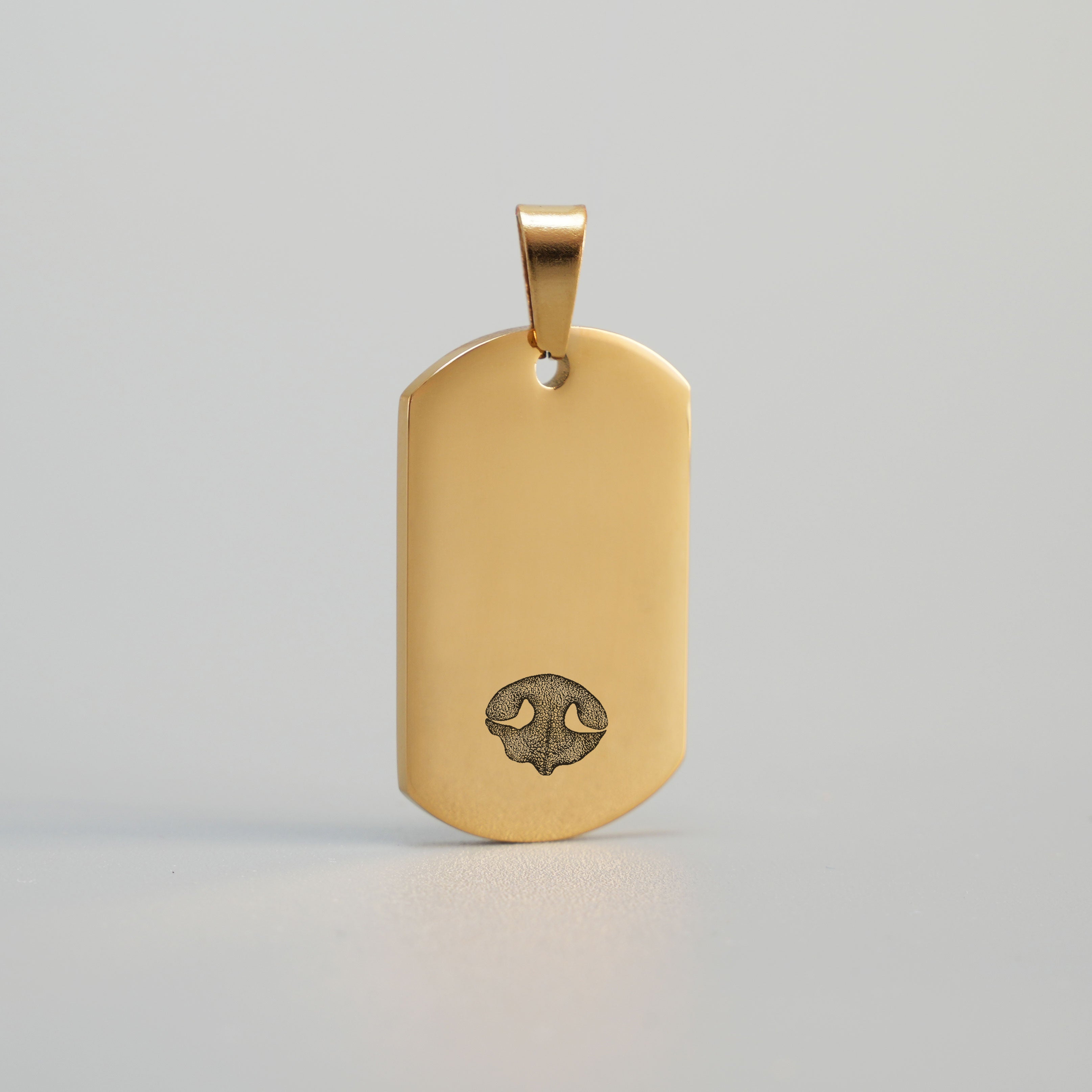 Detailansicht Tiefengravur Nasenabdruck auf goldenem Dog Tag