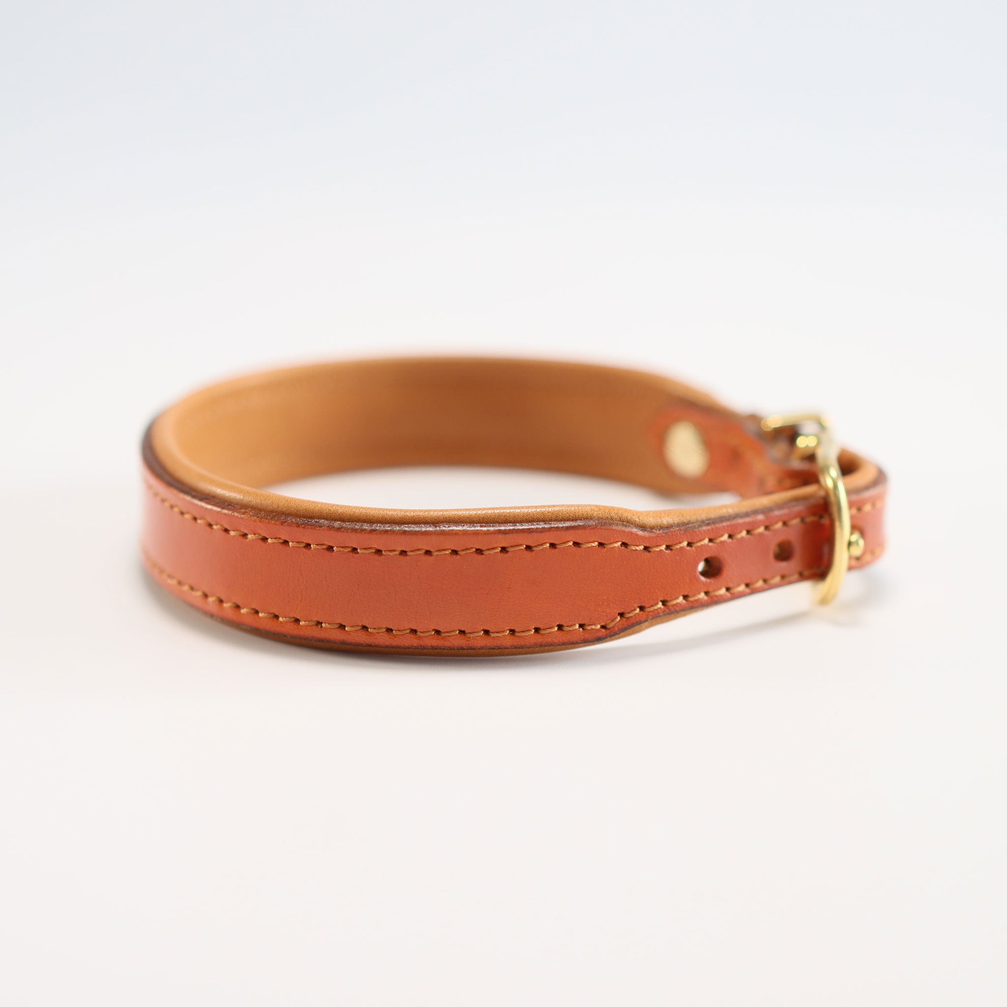 Seitenansicht des Riemenhalsbands in British Tan und Cognac