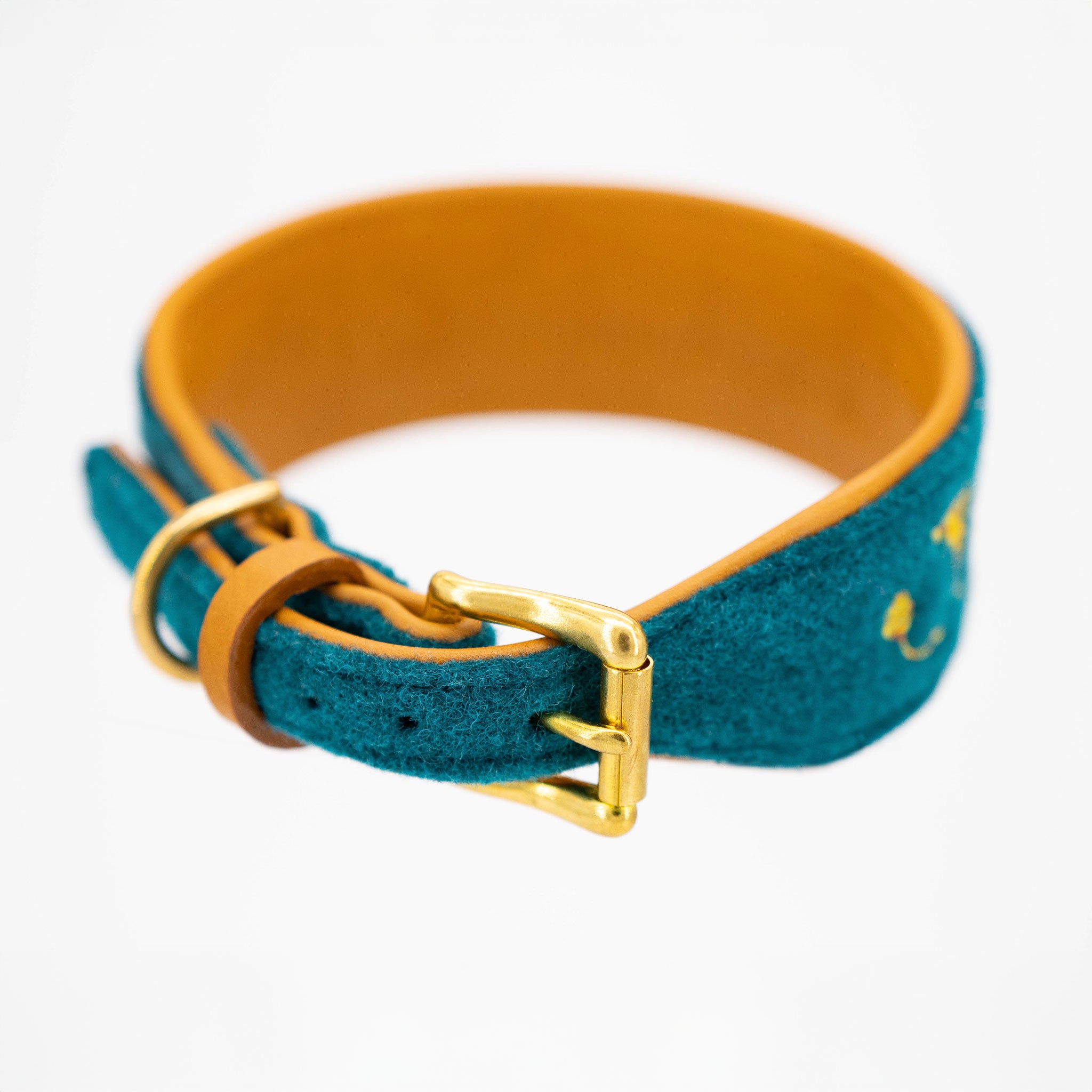 Detailaufnahme der Messing-Rollschließe und des braunen Leders am Hundehalsband