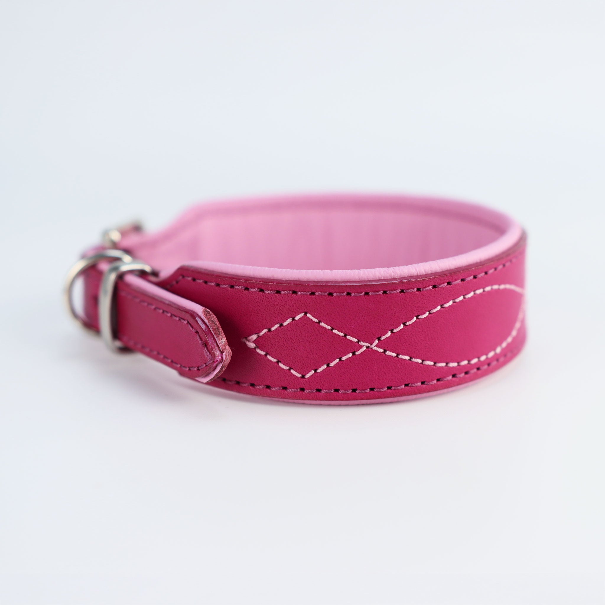 Seitenansicht der weichen Nappaleder-Polsterung in Orchidee