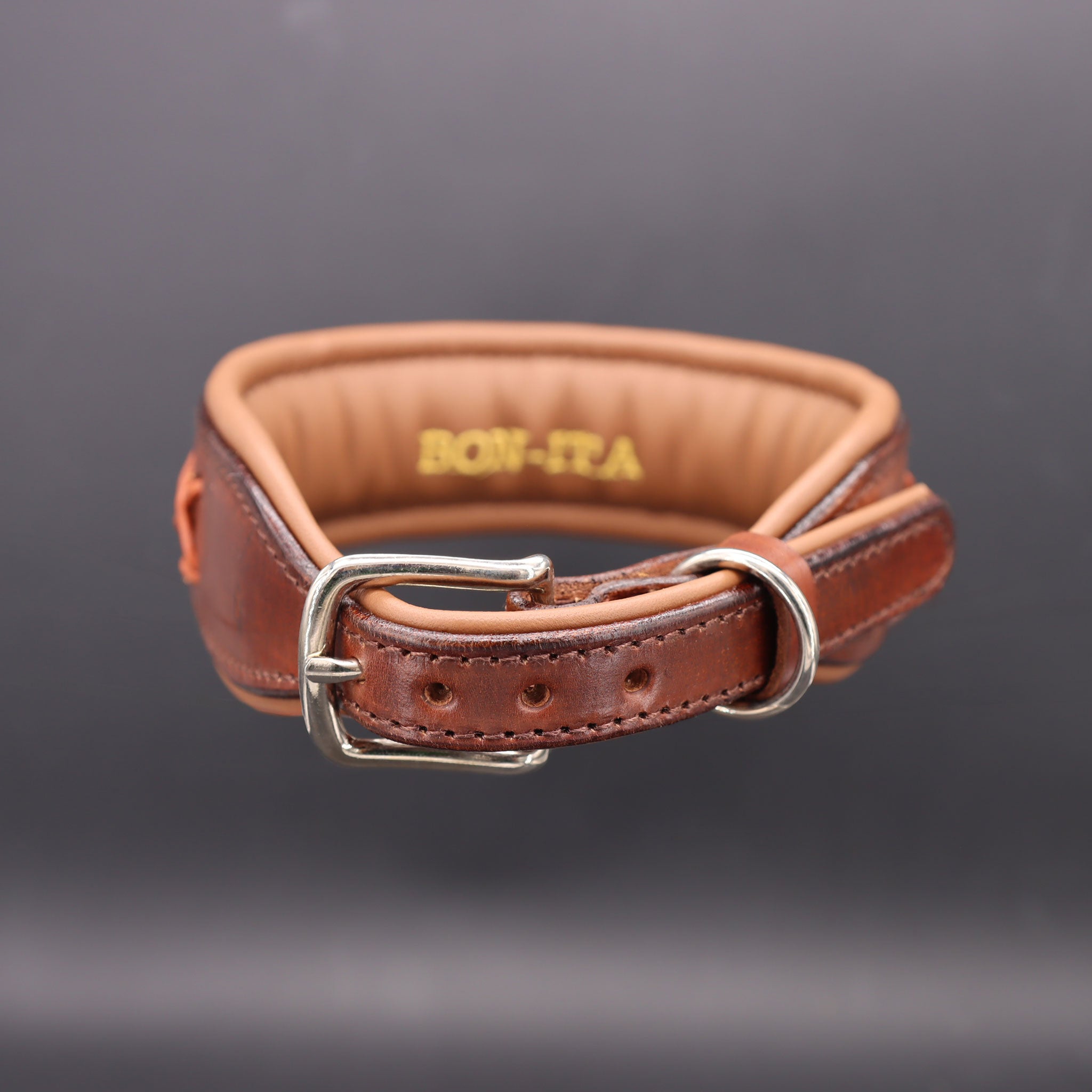 Edelstahl-Schnalle und weiche Nappa-Unterlegung des Hundehalsbands mit goldenem Label