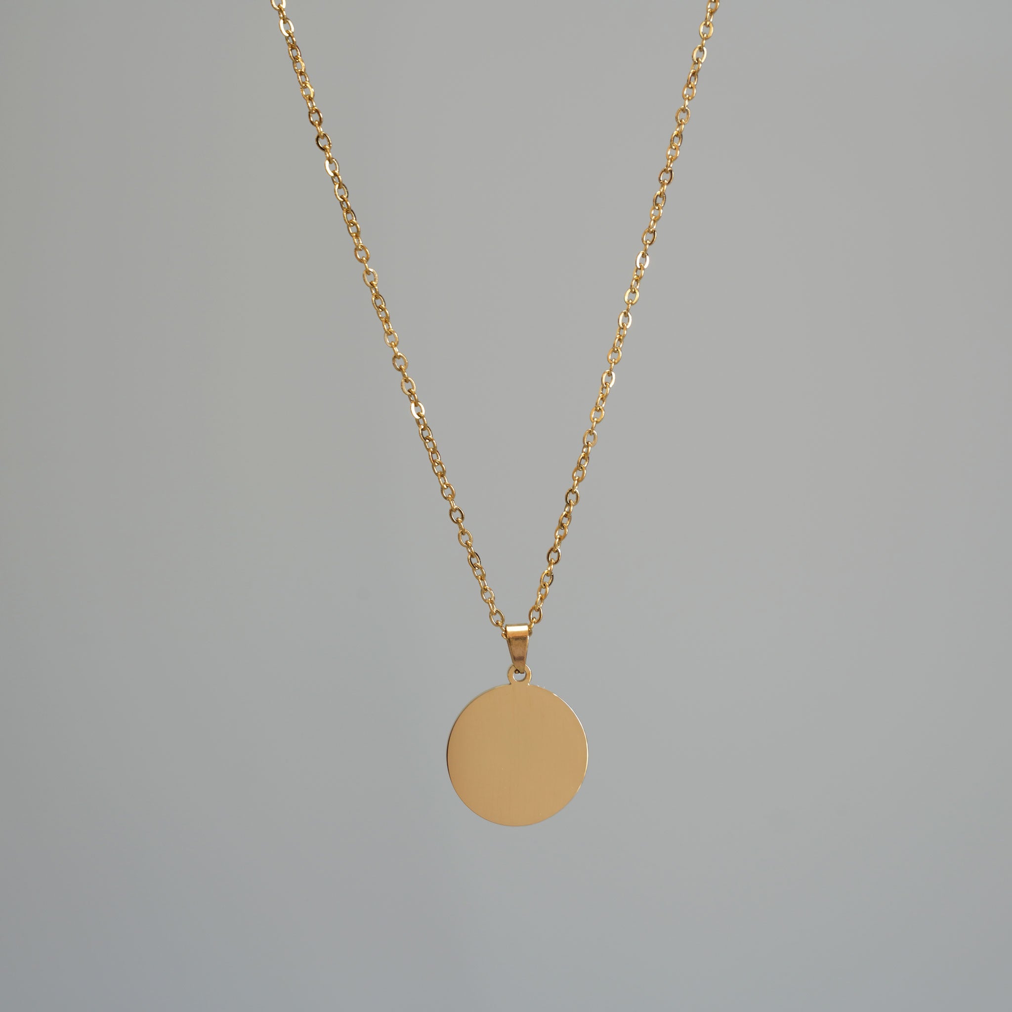 Elegante blanko Halskette mit rundem Medaillon in Gold