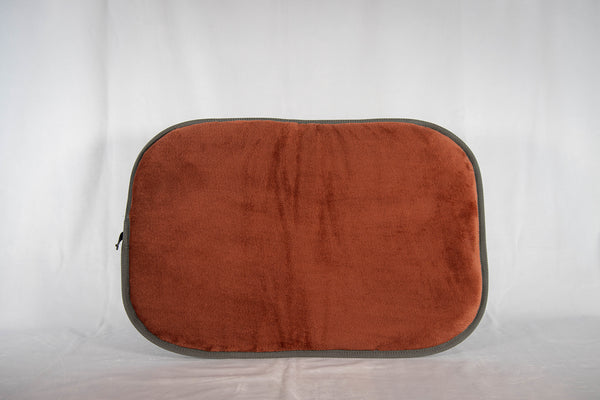 graues Hunde reisekissen von handmade-4-dog mit einer grauen Einfassung, innen hat dieses Hunde Reisebett eine blutorange kuscheldecke