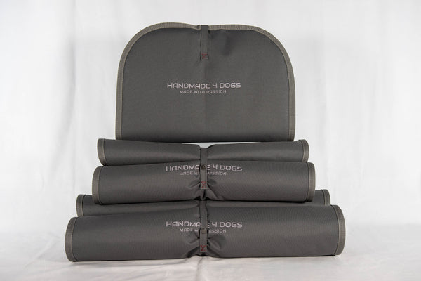 graues Hunde reisekissen von handmade-4-dog mit einer grauen Einfassung, innen hat dieses Hunde Reisebett eine blutorange kuscheldecke