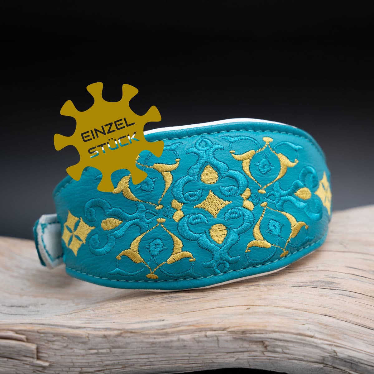 Einzelstück Frontalansicht des handgefertigten Windhundhalsbands Oriental mit dekorativem Stickmuster in Gold und Türkis.