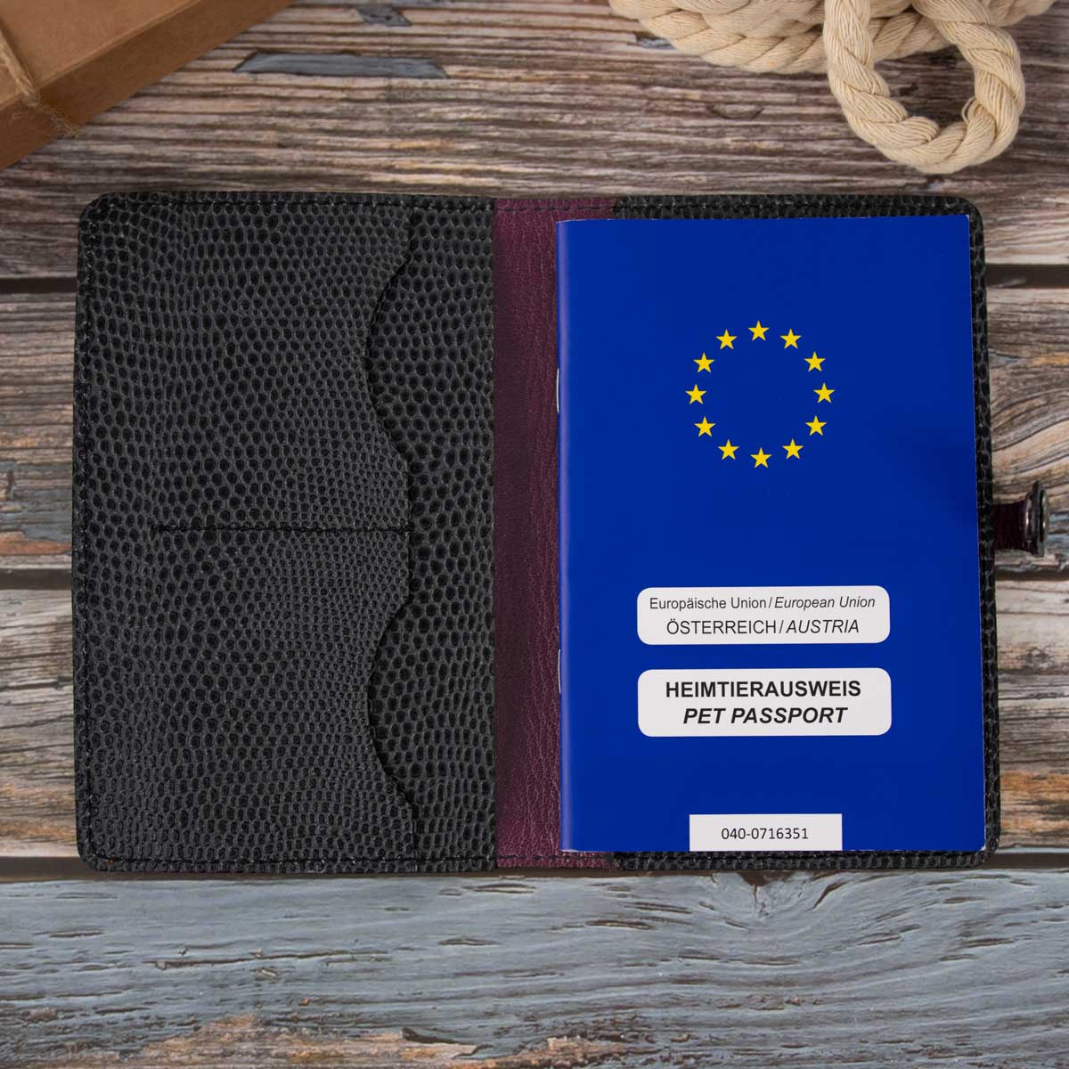 Befülltes Hunde-Etui im Echsen-Look. Der großzügige Schnitt bietet komfortabel Platz für den blauen EU-Heimtierausweis, Visitenkarten und wichtige tierärztliche Unterlagen.