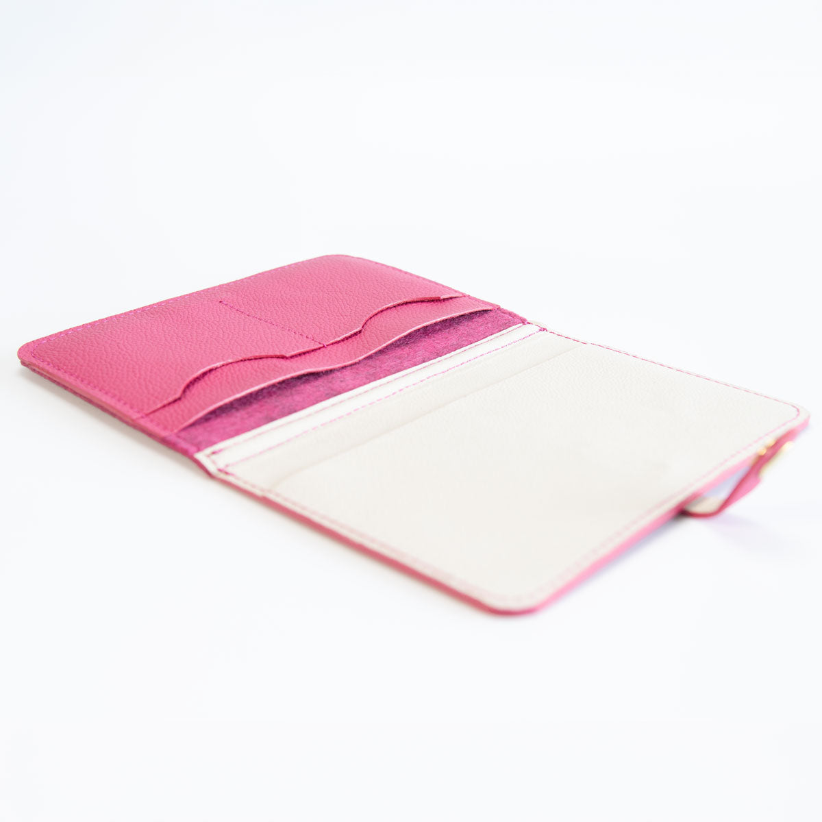 Innenansicht der geöffneten, leeren Kombi-Impfpasshülle in Pink mit praktischen Fächern für Karten und Dokumente.
