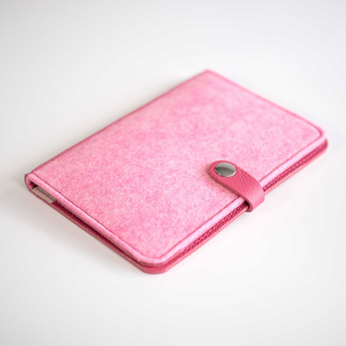 Vorderseite der geschlossenen Kombi-Heimtierausweishülle aus rosa Filz und pinkem Leder mit elegantem silbernem Druckknopf.