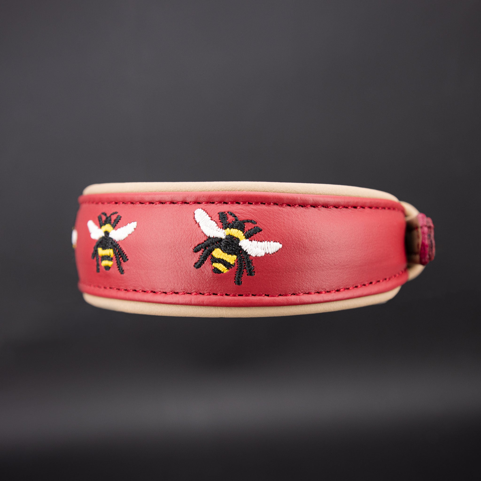 Exklusives Hunde-Halsband „Bienen“ – Handgefertigtes Rindnappa in Rot & Beige