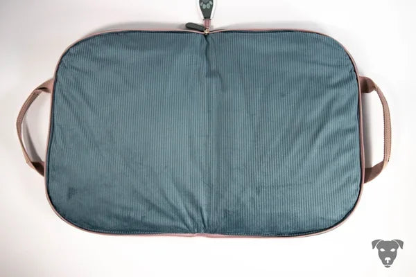 hunde-reisebett-in-aqua-green,die-liegefläche-ist-ein-cord-in-auqua-green-gehalten, auf-dem-hunde-reisebett-welches-handgefertigt-ist-liegt-ein-parson-russell-terrier.sie-heißt-bourbon-vanille-of-green-spirits