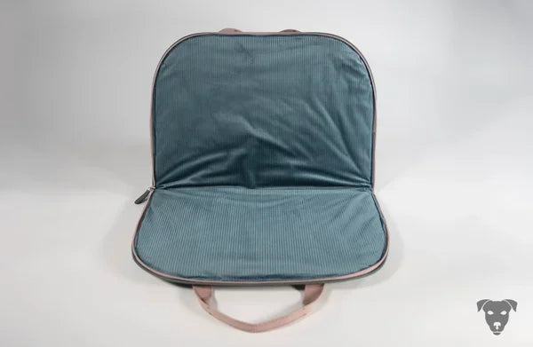 hunde-reisebett-in-aqua-green,die-liegefläche-ist-ein-cord-in-auqua-green-gehalten, auf-dem-hunde-reisebett-welches-handgefertigt-ist-liegt-ein-parson-russell-terrier.sie-heißt-bourbon-vanille-of-green-spirits