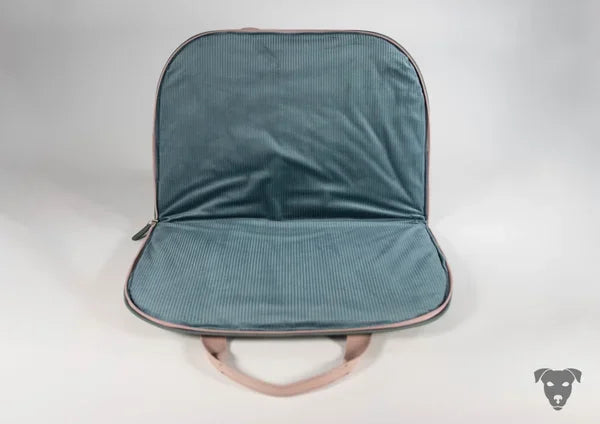 hunde-reisebett-in-aqua-green,die-liegefläche-ist-ein-cord-in-auqua-green-gehalten, auf-dem-hunde-reisebett-welches-handgefertigt-ist-liegt-ein-parson-russell-terrier.sie-heißt-bourbon-vanille-of-green-spirits