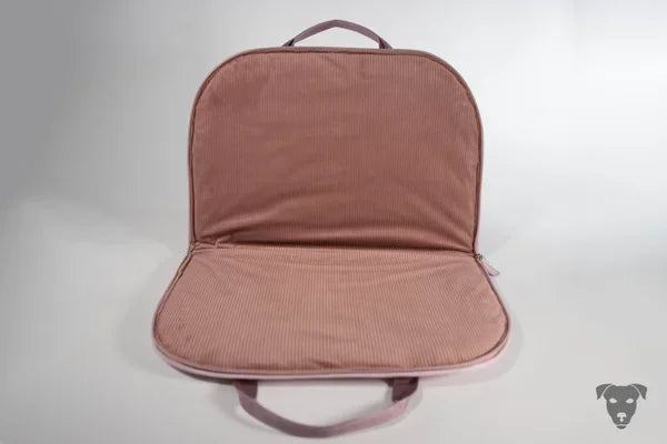 hunde-reisebett-in-puder,die-liegefläche-ist-ein-cord-in-altrosa, das-hunde-reisebett-ist-handgefertigt-von-handmade-4-dogs, auf-dem-hunde-reisebett-welches-handgefertigt-ist-liegt-ein-parson-russell-terrier.sie-heißt-bourbon-vanille-of-green-spirits