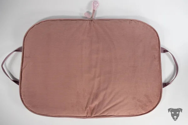 hunde-reisebett-in-puder,die-liegefläche-ist-ein-cord-in-altrosa, das-hunde-reisebett-ist-handgefertigt-von-handmade-4-dogs, auf-dem-hunde-reisebett-welches-handgefertigt-ist-liegt-ein-parson-russell-terrier.sie-heißt-bourbon-vanille-of-green-spirits