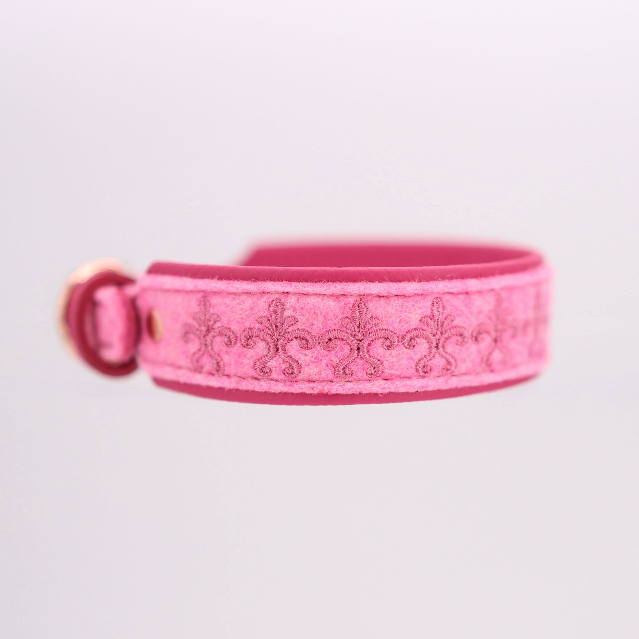 Detailaufnahme der altrosa Stickerei auf meliertem rosa Filz