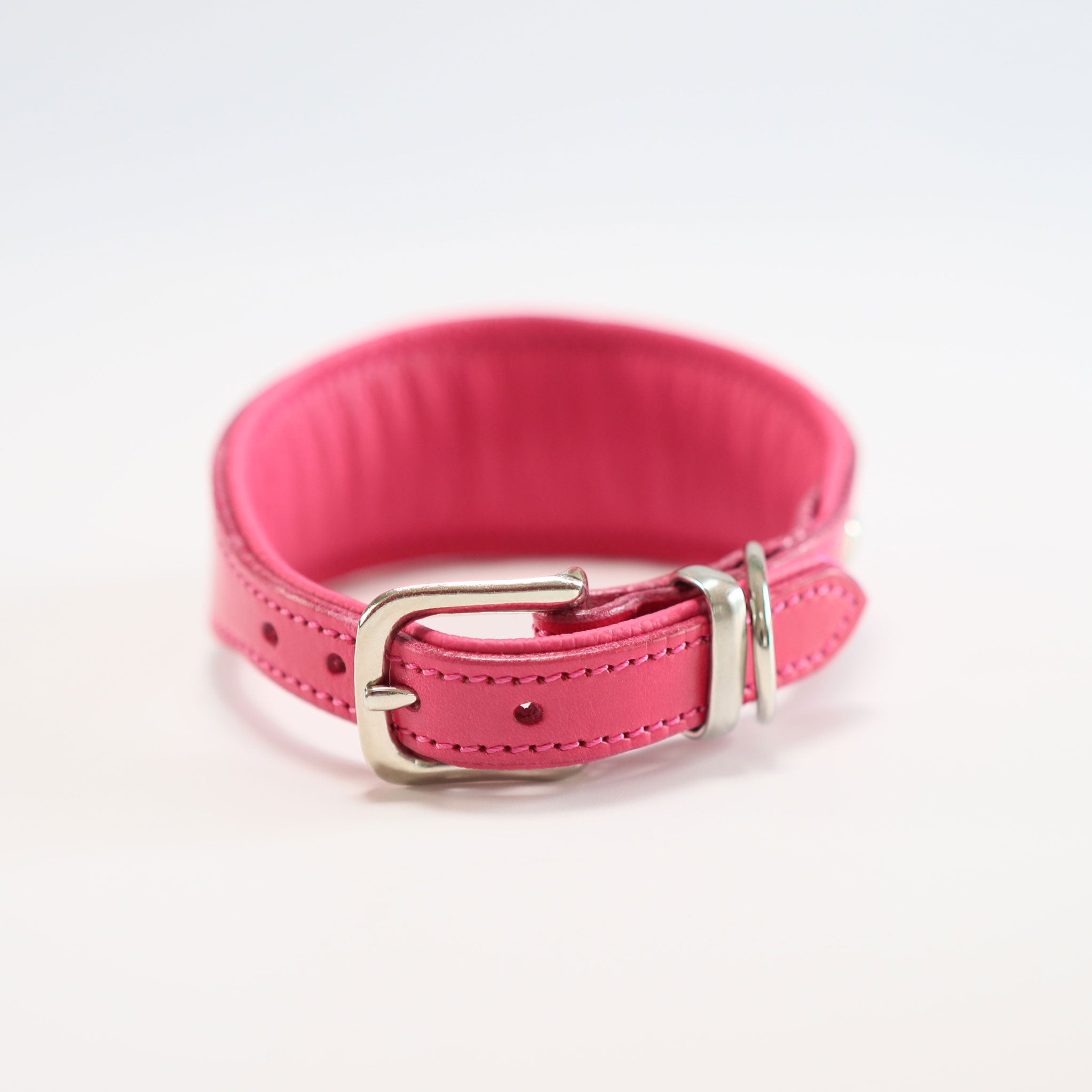 Nahaufnahme der hochwertigen Edelstahl-Dornschließe am pinken Lederriemen