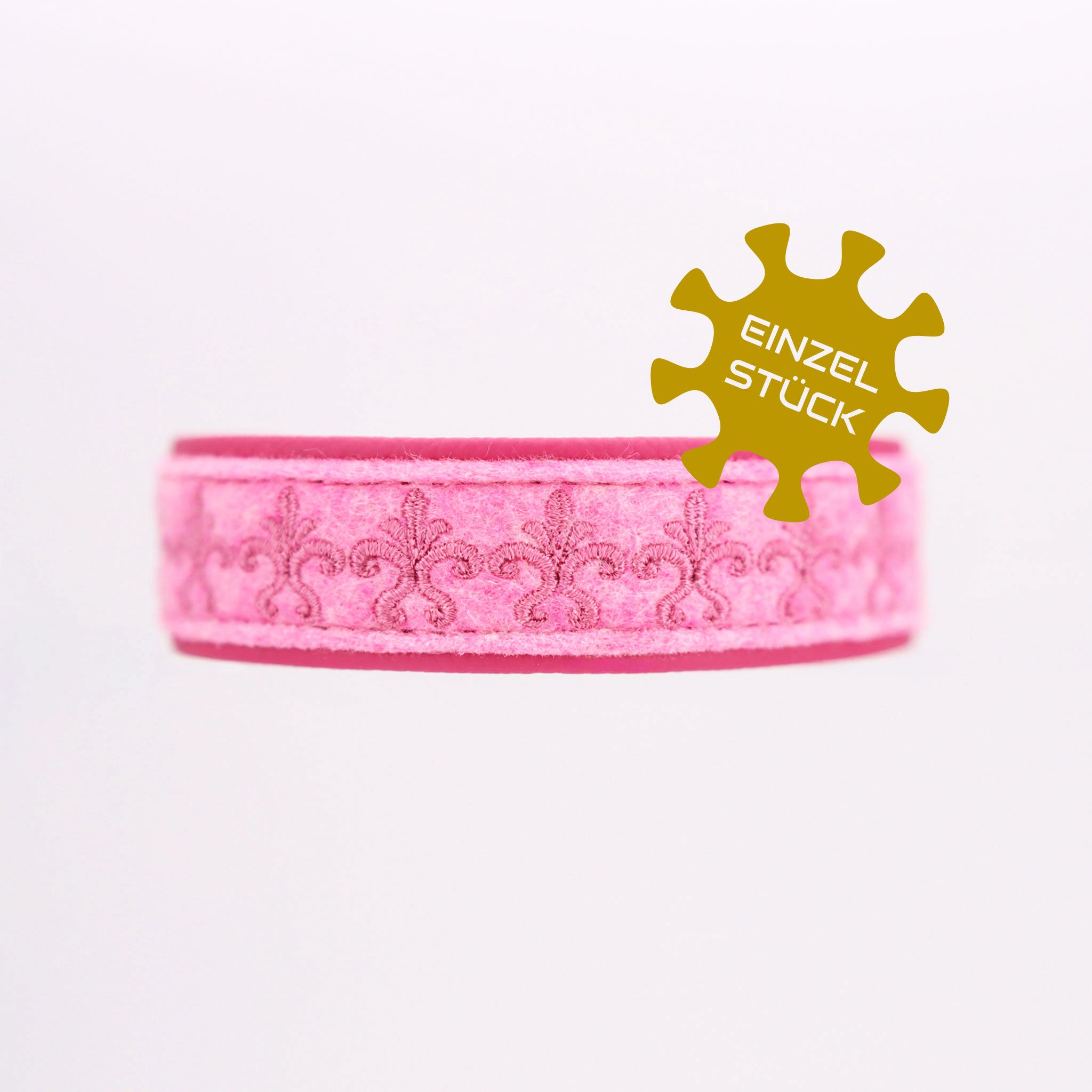 Vorderansicht des rosa Hundehalsbands aus Filz mit Fleur de Lys Bestickung, Einzelstueck