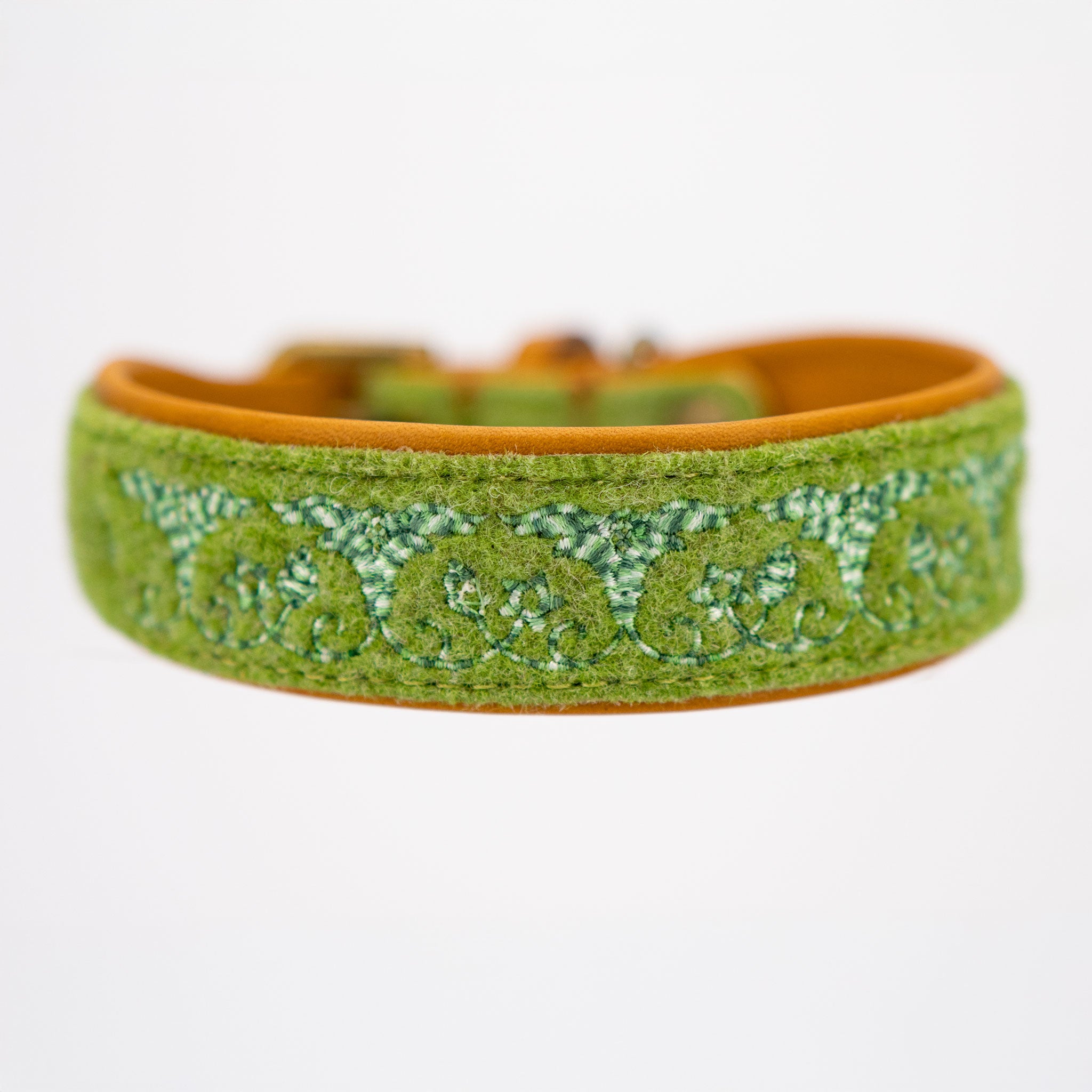 Besticktes Hundehalsband aus lindgrünem Wollfilz mit bunten Folklore-Blüten